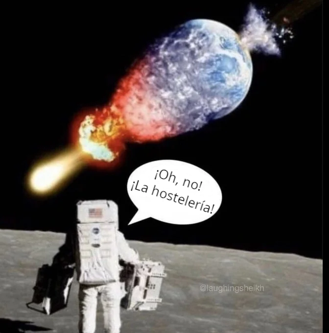 Un astronauta en la Luna ve cómo la tierra es destruida por un asteroide. 
Grita: "¡Oh, no! ¡La 
hostelería!"